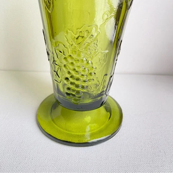 Vintage Indiana Glass pedestal vase in green Harvest Grape pattern 7.5 inches - Picture 5 of 10